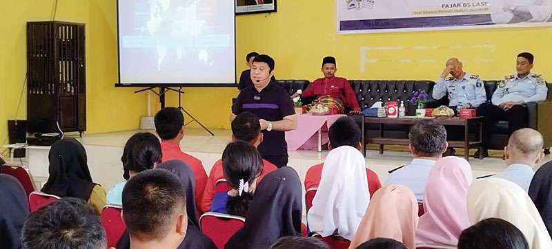 Staf Khusus Kementerian Hukum dan HAM Fajar BS Lase (tengah) menyampaikan materi terkait kekayaan intelektual di SMA Negeri 2 Dumai, Selasa (1/8/2023).