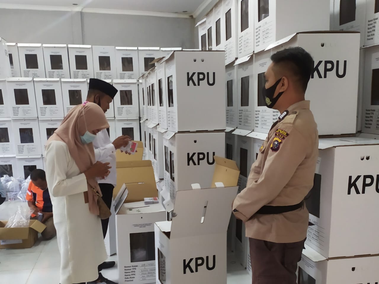 Pengecekan logistik Pilkada Kabupaten Kepulauan Meranti 2020 di gudang sekretariat KPU Jalan Dorak Selatpanjang jelang pemilihan akhir tahun lalu. (WIRA SAPUTRA/RIAUPOS.CO)