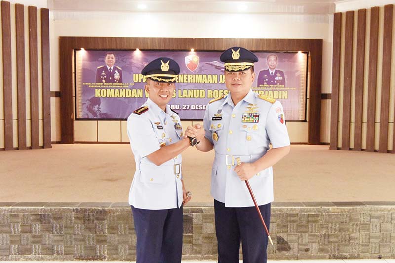 Danlanud RSN Marsma TNI Ronny Irianto Moningka ST MM memberikan ucapan selamat kepada pejabat baru Danwing 6 Kolonel PNB Setiawan pada acara serah terima jabatan di Ruang Serba Guna Lanud RSN, Jumat (27/12/2019). (Pentak Lanud Roesmin Nurjadin Pekanbaru f
