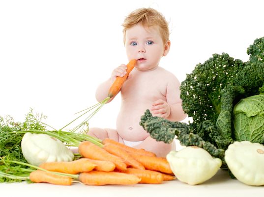 Ilustrasi: Anak makan sayur.