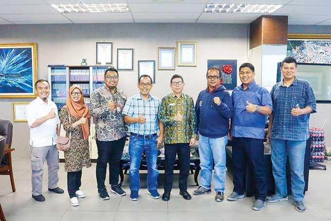Kepala Ombudsman RI Perwakilan Riau H Ahmad Fitri (empat kanan) bersama Asisten Muda Zsa Zsa Bangun Pratama (tiga kiri) serta para staf foto bersama Direktur yang juga Pemimpin Redaksi Riau Pos Firman Agus (tiga kanan), Direktur Riau Pos Asmawi Ibrahim (e