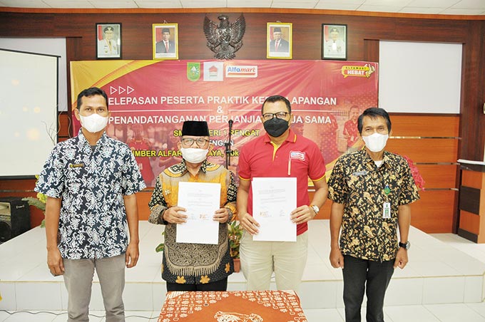 Kepala SMKN 1 Rengat Drs Ahmad Bastari MM dan Branch Manajer PT Sumber Alfaria Trijaya Tbk Cabang Pekanbaru Eri Prihartanto (dua dari kanan) didampingi perwakilan Disnaker Inhu Syamsul Fuad dan Kasi Tendik Dinas Pendidikan Provinsi Riau Wilayah IV, Yunizo