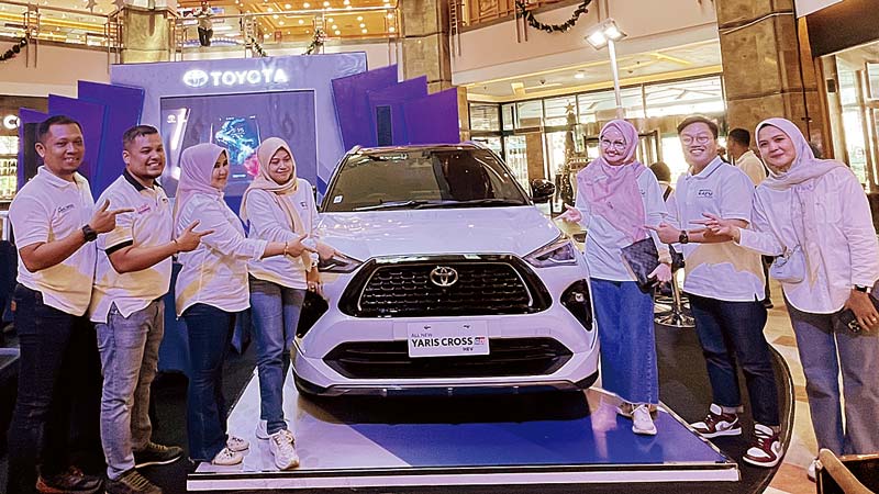 Jajaran manajemen Agung Toyota berfoto bersama usai pembukaan Toyota Expo 2023 yang berlangsung di Mal SKA Pekanbaru, Rabu (29/11/2023). Toyota Expo berlangsung, Rabu-Ahad (29/11-3/12/2023).