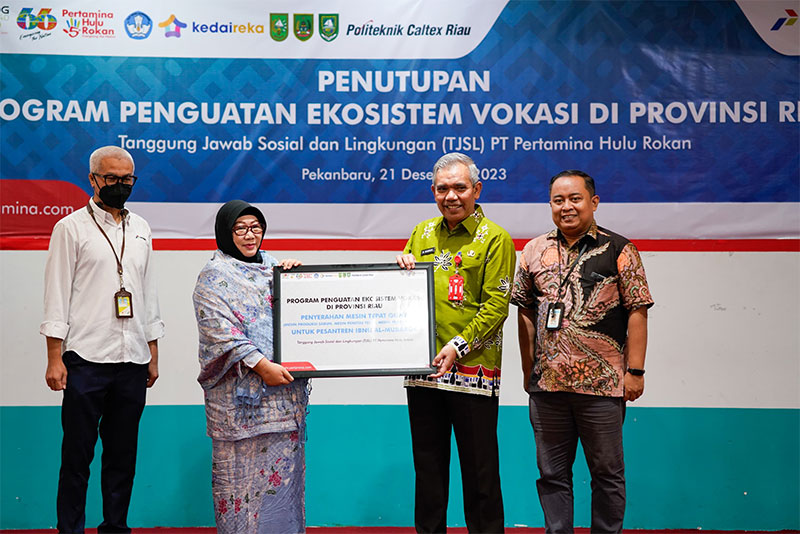 Disdik Riau didampingi PHR dan PCR memberikan secara simbolis mesin tepat guna untuk pesantren Ibnu Al Mubarok pada acara penutupan program penguatan vokasi di Provinsi Riau 2023.