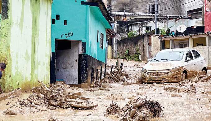 Pemukiman dan kendaraan milik warga rusak akibat banjir dan tanah longsor di Kota Sao Sebastiao, Pantai Utara Negara bagian Sao Paulo, Brazil, Ahad (19/2/2023).