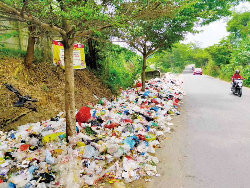 Sampah berserakan di Jalan Umban Sari, Rumbai, Ahad (24/9/2023).