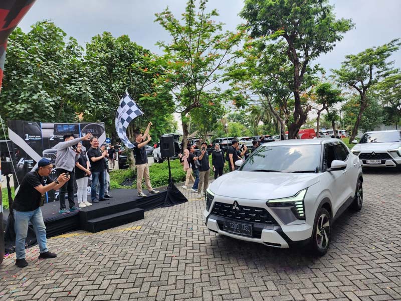 Suasana pelepasan mengaspalnya Mitsubishi XForce dengan para konsumen. Foto kanan, Branch Manager BRA Sidoarjo Fanny Marlina, Director of Sales & Marketing PT MMKSI Tetsuhiro Tsuchida, Director of Srikandi Diamond Indah Motors Wandy Koerniady dan COO Sun