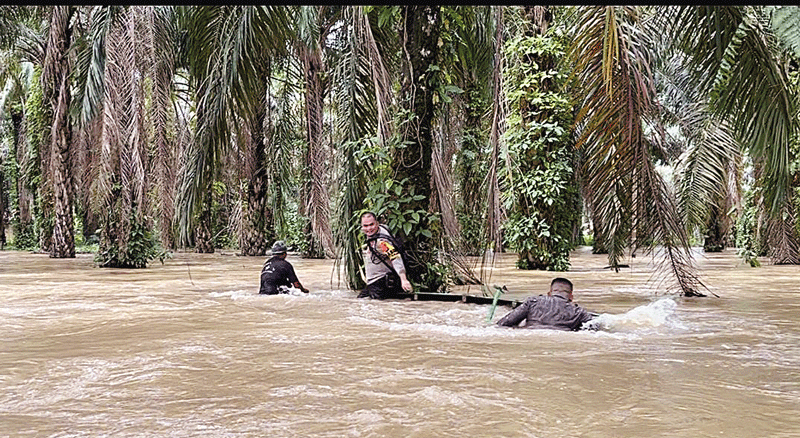 Kapolsek Lirik Iptu Endang Kusma Jaya SH MH bersama personel karam akibat sampan yang dinaiki menabrak pohon kelapa sawit ketika menuju lokasi sasaran penyerahan bantuan dan imbauan Pemilu Damai 2024 di Desa Pasir Ringgit, Senin (25/12/2023).