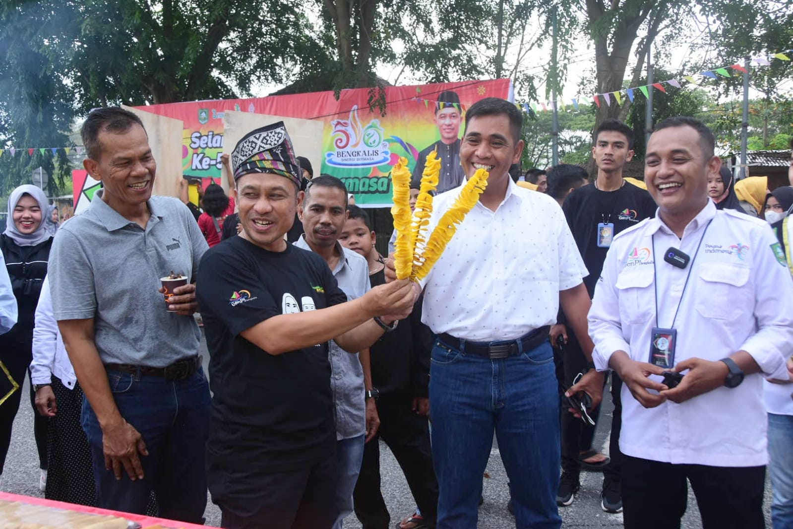 Wabup Bagus Santoso bersama pedagang UMKM usai membuka CFN di depan lapangan Tugu, Bengkalis, Ahad (31/7/2022) sore.