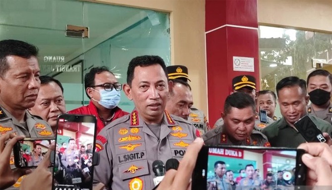 Kapolri Jenderal Pol Listyo Sigit Prabowo saat memberikan keterangan pers di Rumah Sakit Polri Kramat Jati, Jakarta Timur, Sabtu (4/3/2023).
