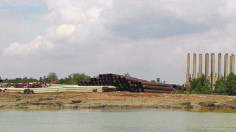 Kondisi lokasi tempat pembangunan JembatanÂ SelatÂ RengitÂ (JSR) Kepulauan Meranti pascapemÂ­bangunannya mangkrak sejak 2012 silam. Foto diambil belum lama ini.