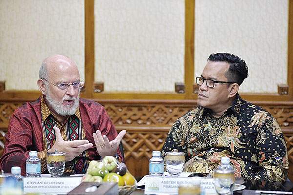 Asisten II Perekonomian dan Pembangunan Setda Aceh Teuku Ahmad Dadek menerima Duta Besar Belgia Stephane De Loecker di ruang rapat Gubernur Aceh, Kamis (27/2/2020). (Humas  Pemprov Aceh for RPG)