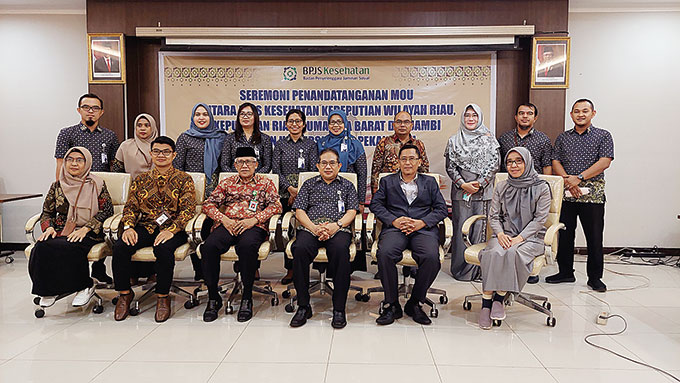 Deputi Direksi  BPJS Kesehatan Wilayah Riau Kepulauan Riau, Sumatera Barat dan Jambi Eddy Sulistijanto Hadie (tiga kiri) dan jajaran foto bersama pimpinan dan perwakilan dari 5 perguruan tinggi di Riau dalam seremoni penandatanganan MoU antara BPJS Keseha