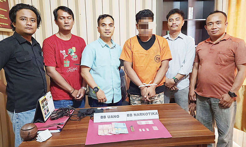 Jajaran Polsek membekuk BE (28) warga Desa Simalinyang Kecamatan Kamparkiri Hilir di rumahnya karena diduga terlibat peredaran narkoba, Selasa (5/12/2023).