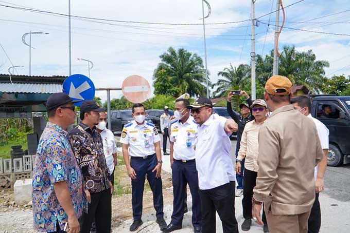 Bupati Kampar Catur Sugeng Susanto didampingi Ketua DPRD Kampar Muhammad Faisal, meninjau persimpangan di jembatan kembar Bangkinang, Rabu (11/5/2022).