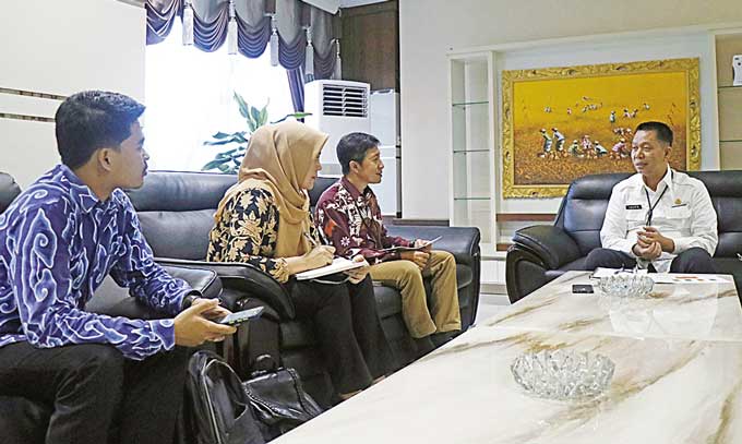 Provincial Coordinator Tanoto Foundation Riau Dendi Satria Buana bersama rombongan saat audiensi dengan Sekko Pekanbaru Indra Pomi Nasution (kanan), belum lama ini.