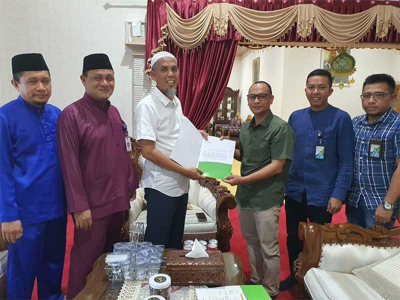 Kepala Cabang BPJamsostek Dumai Legi Handoko Pasaribu audiensi dan sampaikan laporan manfaat dan kepesertaan kepada Wali Kota Dumai H Paisal, Senin (8/5/2023).