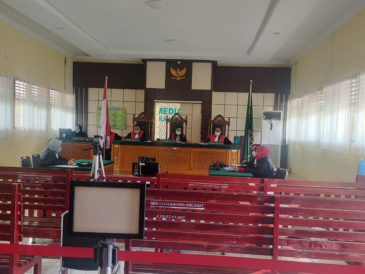 Maharani Debora Manullang SH MH selaku ketua majelis (tengah) dibantu dua hakim anggota, yakni Adityas Nugraha SH dan Wan Ferry Fadli SH saat membacakan putusan atas perkara Mak Gadi melalui sidang daring, Kamis (25/2/2021).