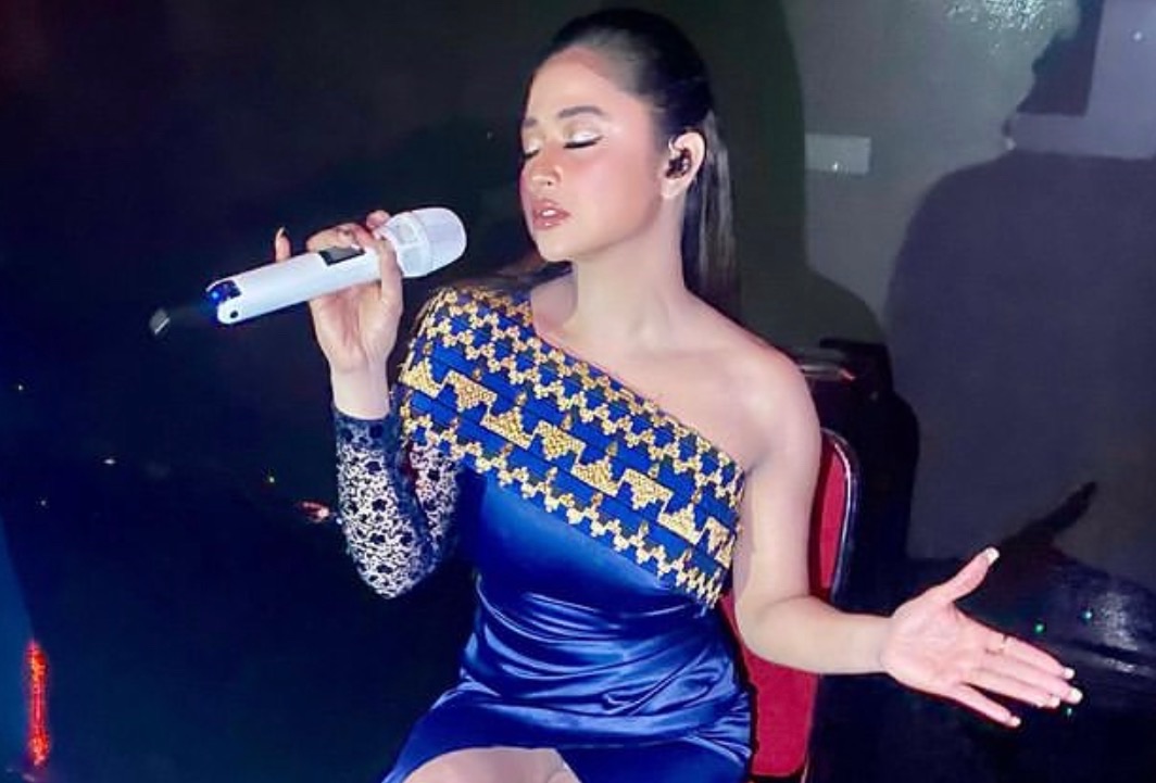 Dewi Perssik.