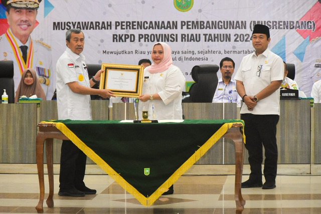 Bupati Bengkalis Kasmarni menerima penghargaan terbaik I tingkat Provinsi Riau dari Gubernur Riau H Syamsuar di Balai Serindit Gubernuran Pekanbaru, Rabu (5/4/2023).