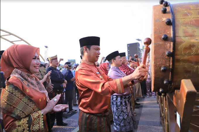 Pj Wako Pekanbaru Muflihun didampingi Ketua TP PKK Kota Pekanbaru Raja Rilla Muflihun bersama Forkopimda Kota Pekanbaru melakukan pemukulan bedug pada Pelaksanaan Petang Balimau di tepi Sungai Siak, Rabu (22/3/2023)