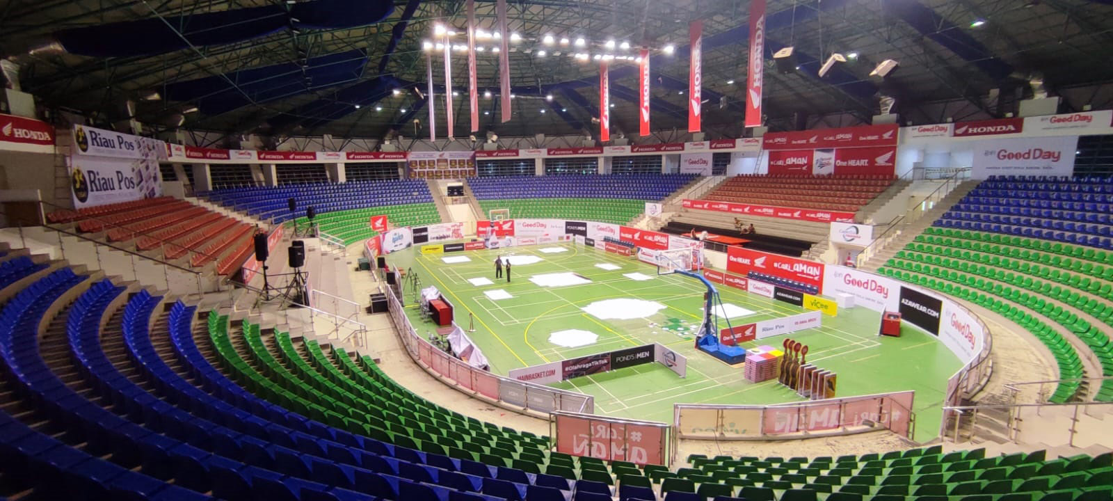 Panitia Honda DBL with Kopi Good Day 2023 Riau Series mempersiapkan venue untuk pertandingan dan pembukaan di Gelanggang Remaja, Pekanbaru, Jumat (24/11/2023).