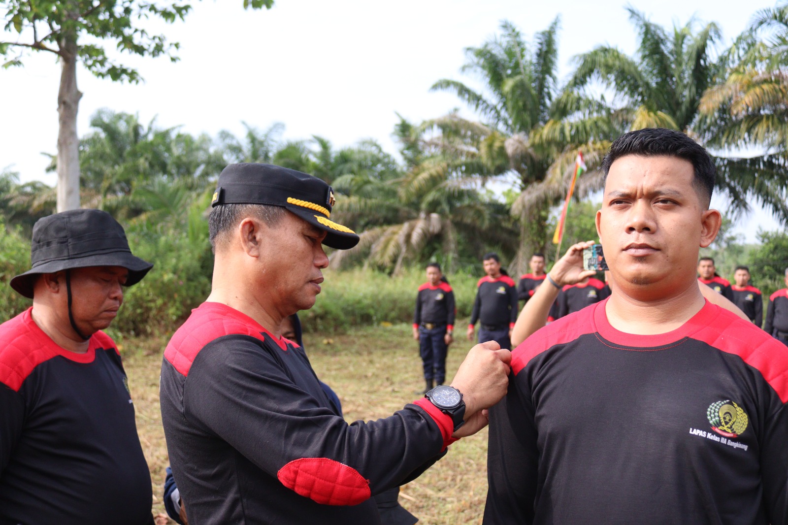 Kepala Lapas IIA Bangkinang Mishbahuddin menyemnatkan tanda peserta secara simbolis terhadap perwakilan peserta pembinaan fisik, mental dan disiplin (FMD) terhadap petugas, Sabtu (24/6/2023).