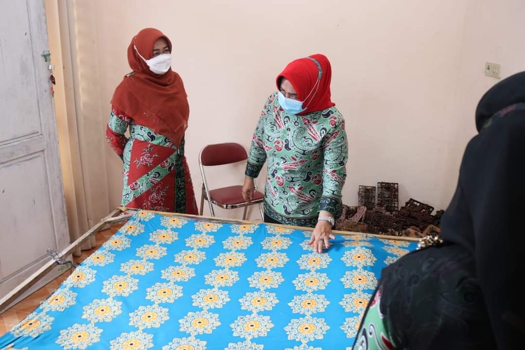 Ketua Dekranasda Siak Rasidah Alfedri (jilbab coklat) melihat Batik Siak baru-baru ini.