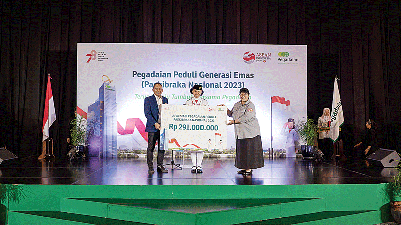 PT Pegadaian menyerahkan tabungan emas kepada salah satu tim Paskibraka Istana Presiden 2023 sebagai bentuk apresiasi terhadap generasi emas.