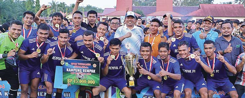 Bupati Siak Alfedri foto bersama saat menutup Turnamen Sepakbola Kampung Rempak III tahun 2023, di Lapangan Sepakbola Kampung Rempak, Kecamatan Sabak Auh, Senin (5/6/2023).