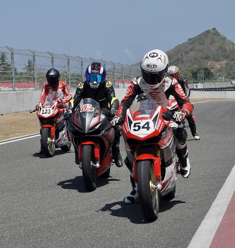Para bikers yang tergabung dalam komunitas dan pencinta sepeda motor Honda berkesempatan merasakan sensasi memacu adrenaline CBR Track Day 2023 yang digelar PT Astra Honda Motor (AHM) di Pertamina Mandalika International Street Circuit, belum lama ini.