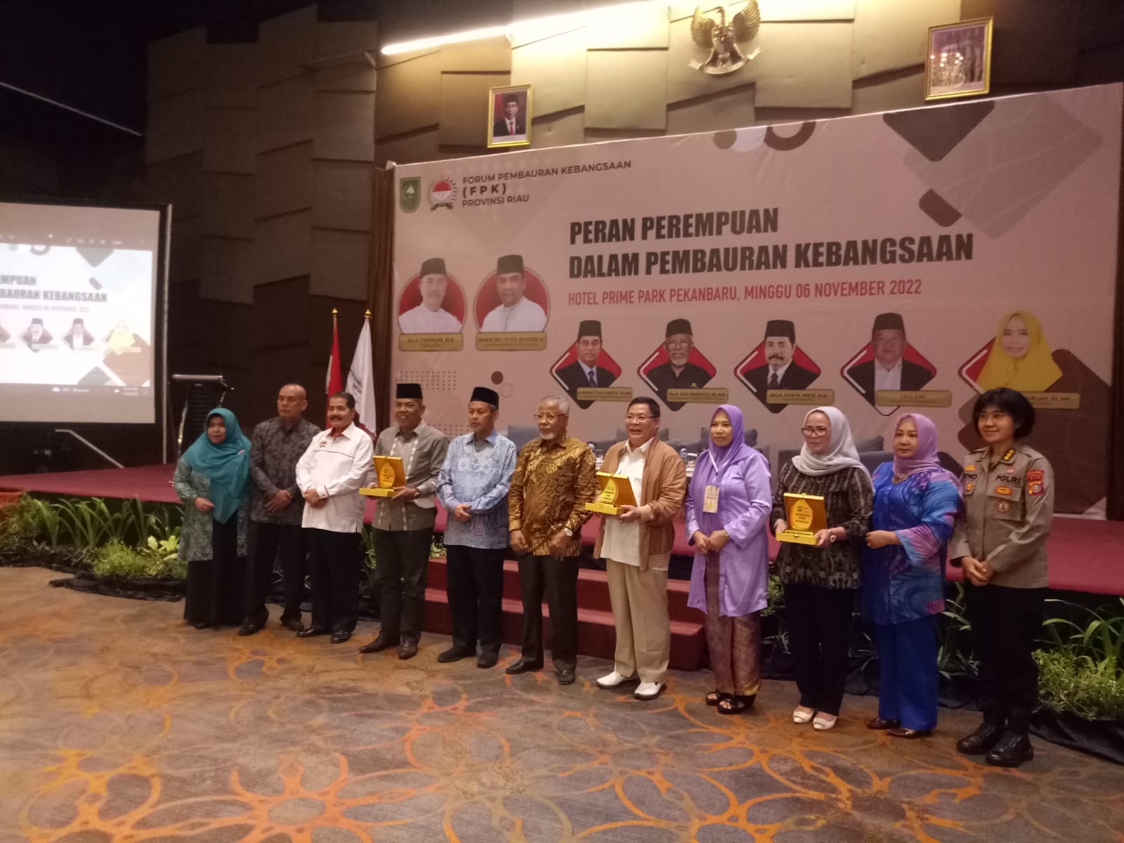 Forum Pembauran Kebangsaan (FPK) Riau gelar seminar peran perempuan dalam pembauran kebangsaan bertempat di Hotel Prime Park, Jalan Sudirman Pekanbaru, Ahad (6/11/2022).