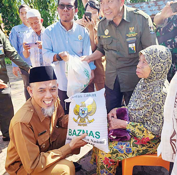 Wali Kota Dumai H Paisal menyerahkan paket sembako dari Baznas kepada masyarakat Dumai, Selasa (4/4/2023).