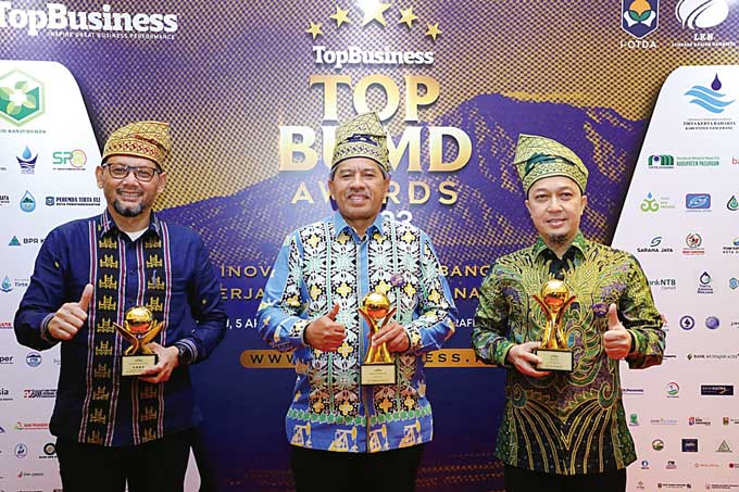 Bupati Siak Alfedri, Komisaris PT BSP Hendrisan, dan Direktur PT BSP Iskandar memegang penghargaan BUMD Award 2023, usai menerimanya di Ballroom Hotel Raffles, Jakarta pada Rabu (5/4/2023).