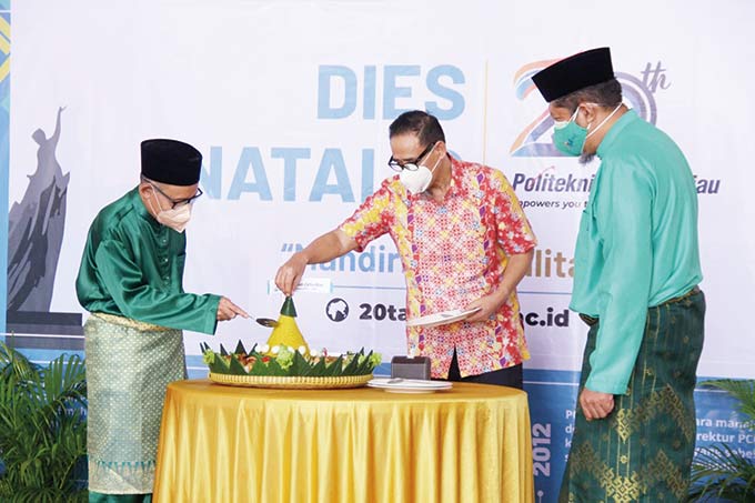 Ketua YPCR Drs Azhar MM, Sekretaris Dewan Pembina YPCR Robinar Djajadisastra SH LLM dan Direktur PCR Dr Mohammad Yanuar Hariyawan ST MT memotong tumpeng dalam rangka Dies Natalis Politeknik Caltex Riau ke-20. Syukuran dilakukan secara daring dan luring, S