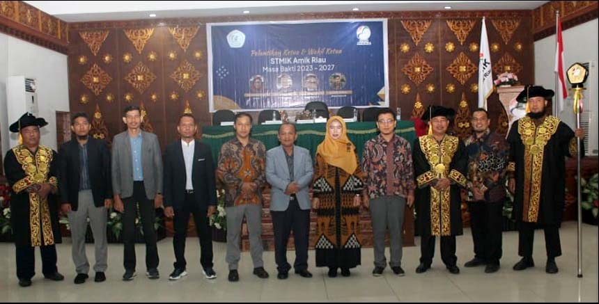 Ketua Yayasan Komputasi Riau Dr Harris Simaremare MT, Ketua STMIK Amik Riau Dr Lusiana MKom dan para pimpinan lainnya foto bersama usai pelantikan, Kamis (8/6/2023).