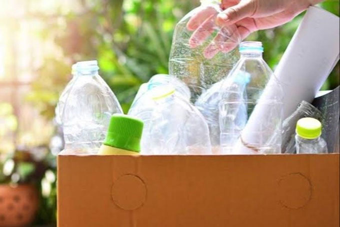 Ilustrasi sampah botol plastik.