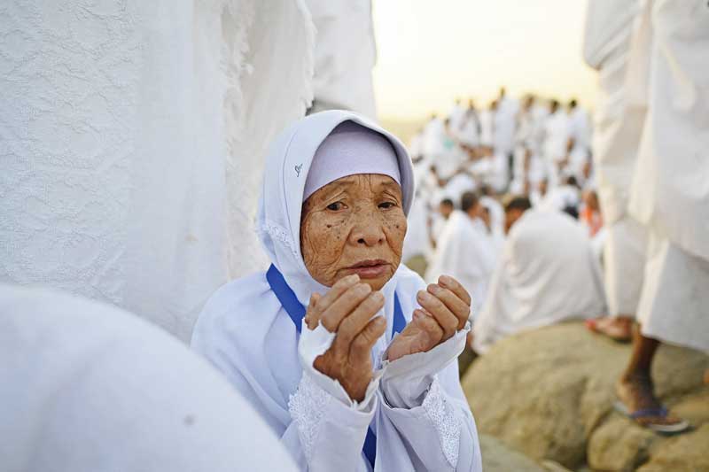 Para jemaah haji berdoa meminta pemngampunan Allah SWT ketika berada Jabal Rahmah Padang Arafah, Selasa (27/6/2023).