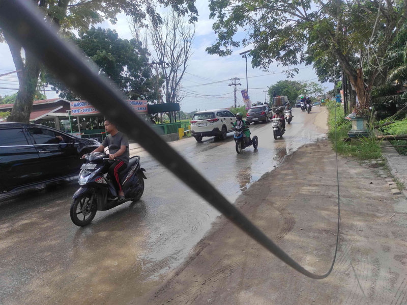 Kondisi kabel telekomunikasi yang menjuntai di Jalan Paus, Kecamatan Marpoyan Damai, Kamis (31/8/2023). Kabel yang menjuntai ini membahayakan bagi pengendara yang melintas.