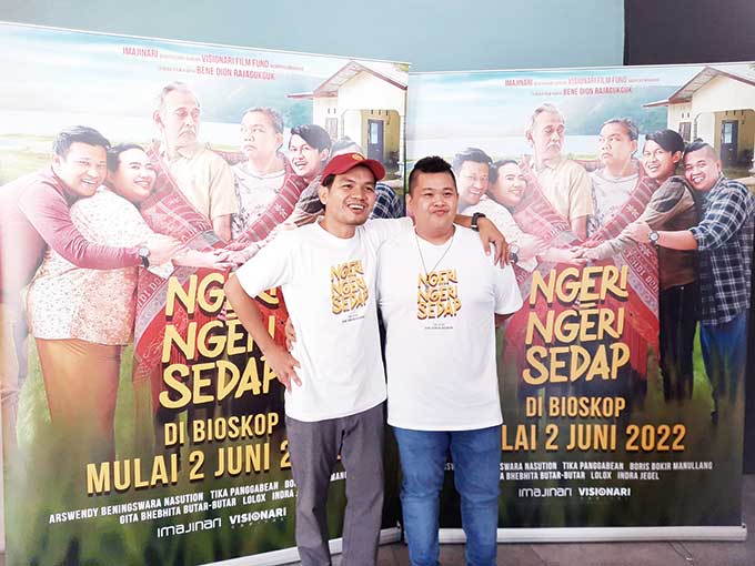 Sutradara Bene Dion Raja Gukguk (kiri) dan cast film Ngeri-Ngeri Sedap Lolox saat hadir dalam roadshow di CGV Holiday Pekanbaru, Rabu (1/6/2022).
