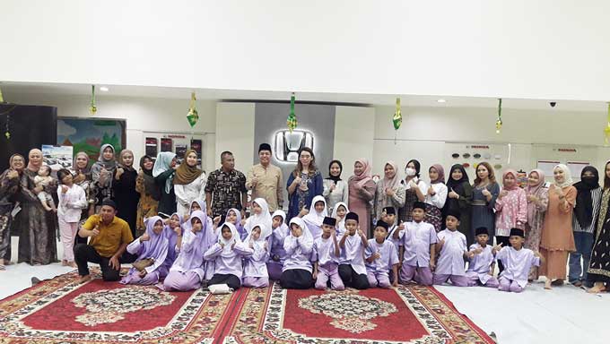 Deputy Operation Manager Honda Arista Riza Suryan Putra foto bersama usai memberikan santunan anak yatim piatu, Jumat (14/4/2023).