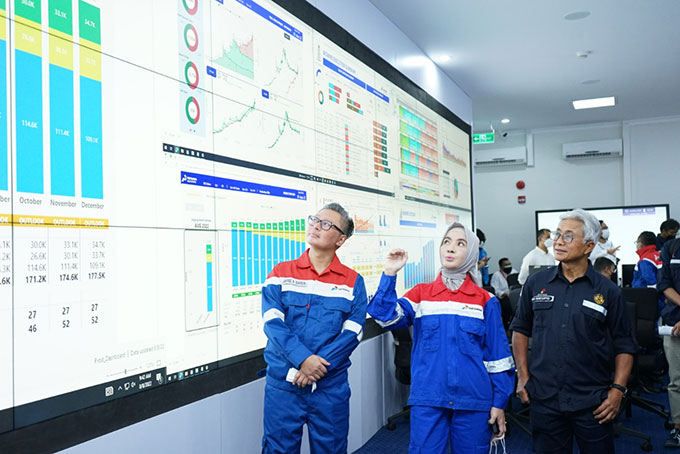 Kiri ke kanan, Direktur Utama PHR Jaffee A Suardin, Direktur Utama PT Pertamina (Persero) Nicke Widyawati, dan Kepala SKK Migas Dwi Soetjipto dalam peresmian Digital & Innovation Center (DICE) di Kompleks PHR Rumbai, Pekanbaru, Senin (8/8/2022).