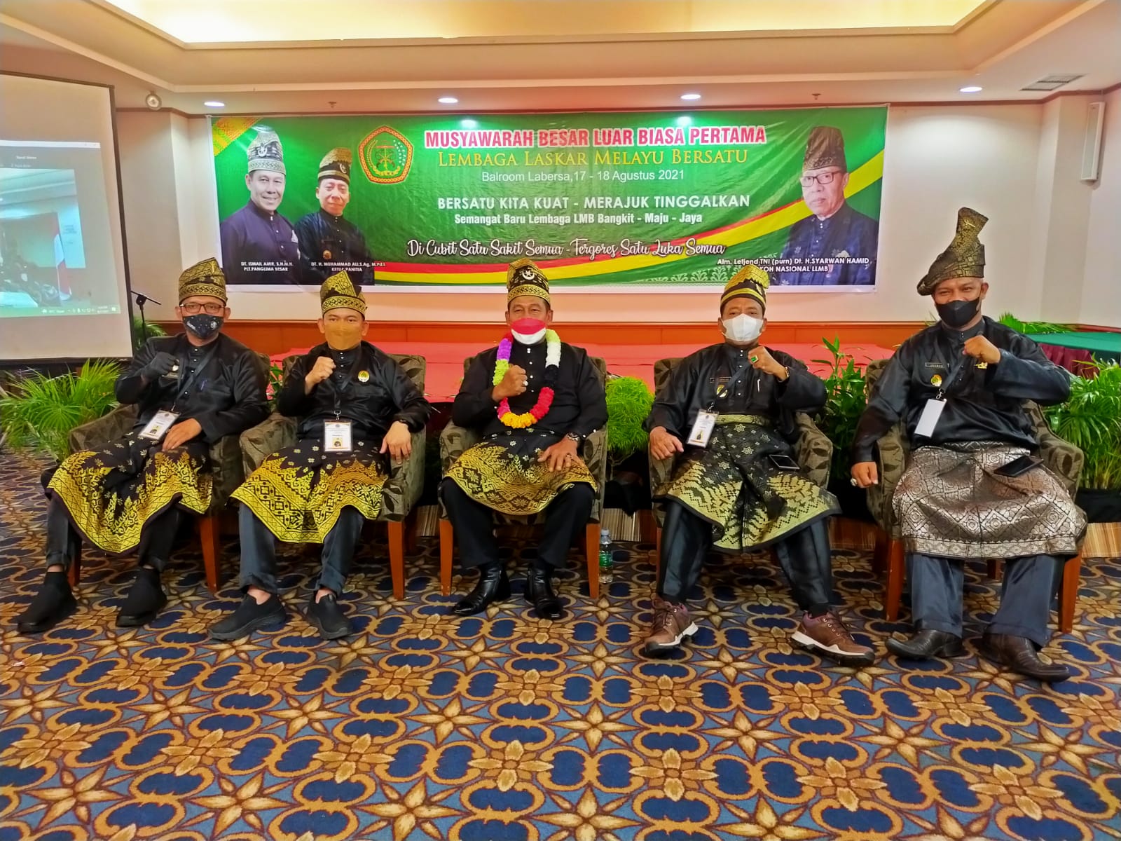 Datuk Plt Panglima Besar Lembaga LMB Riau-Kepri Ismail Amir MH, didampingi Timbalan Panglima Besar Datuk Jasman SSt Pi MH, Datuk Jufrizal, SThI MH, Datuk H Muh Ali SAg MPd I, Datuk Jeri Ramadhani saat memberikan penjelasan terkait Mubeslub LLMB, Selasa (1