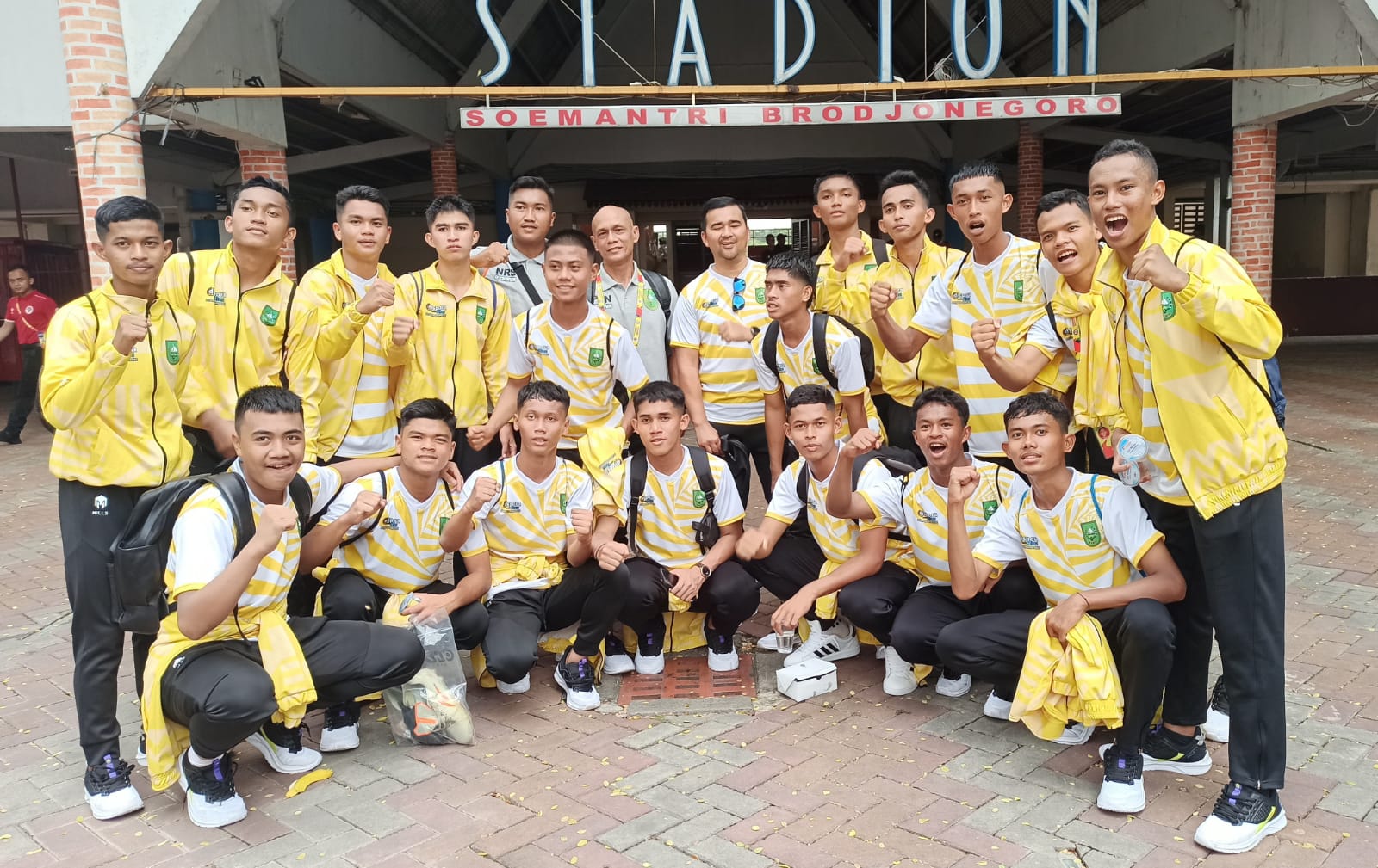 Tim sepakbola Riau saat berfoto bersama Kadispora Riau, Boby Rachmat (tengah) di Stadion Soemantri Brodjonegoro.