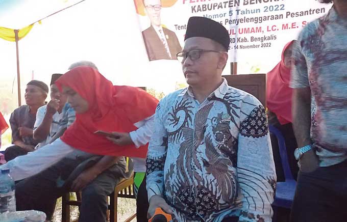 Ketua DPRD Bengkalis H Khairul UÂ­mamÂ menggelar sosialisasi Perda tentang Fasilitas Penyelenggaraan Pesantren yang dilaksanakan di Jalan Arrahmi, Kelurahan Duri Timur, Kecamatan Mandau, Ahad (13/11/2022).