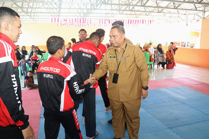 Staf Ahli Bupati Bengkalis Bidang KemaÂ­syaÂ­rakatan dan SDM Alfakhrurrazy melepas atlet Shokaido di Sekretariat Shokaido, Jalan Pertanian, Duri, Senin (19/9/2022).