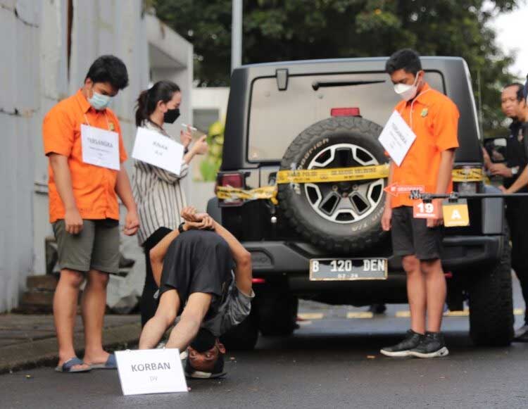 Mario Dandy Satriyo, Shane Lukas, dan pemeran pengganti AG hadir dalam rekonstruksi penganiayaan David Ozora di Perumahan Green Permata, Jakarta, Jumat (10/3). Sebanyak 23 adegan diperagakan dalam rekonstruksi kasus penganiayaan terhadap Cristalino David