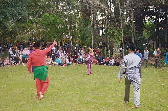 Masyarakat sedang memainkan sepak rago tinggi di Kenegerian Kopah, baru-baru ini.