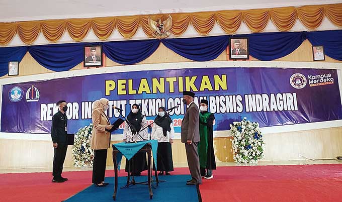 Ketua Pembina YPI Rezita Meylani Yopi SE yang juga Bupati Indragiri Hulu (Inhu) melantik H Raja Marwan Indra Saputra SE sebagai Rektor ITB Indragiri di  Rengat, Rabu (28/9/2022).