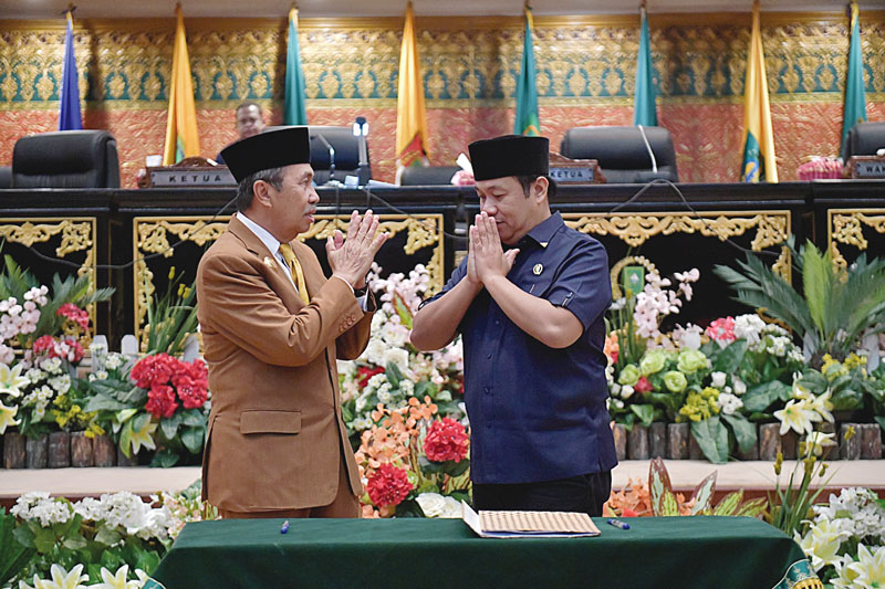 Gubernur Riau Syamsuar berpamitan dengan Ketua DPRD Riau Yulisman usai mengikuti rapat paripurna di DPRD Riau, Kamis (5/10/2023).